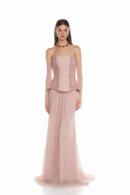 Robe de soirée en dentelle rose avec détail péplum